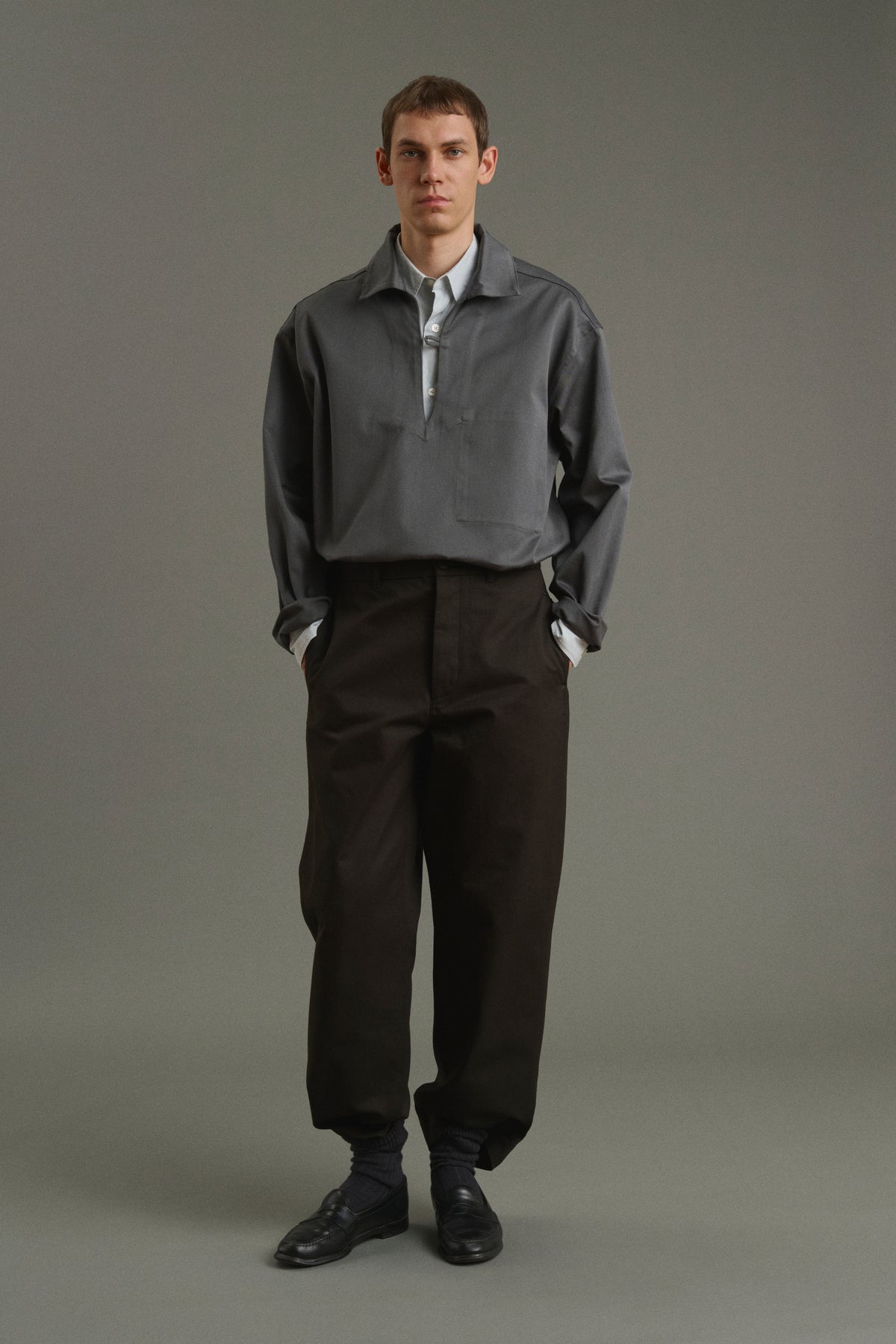 Pantalón de hombre Chet - Chino marrón de gabardina de algodón - Frère vue 1