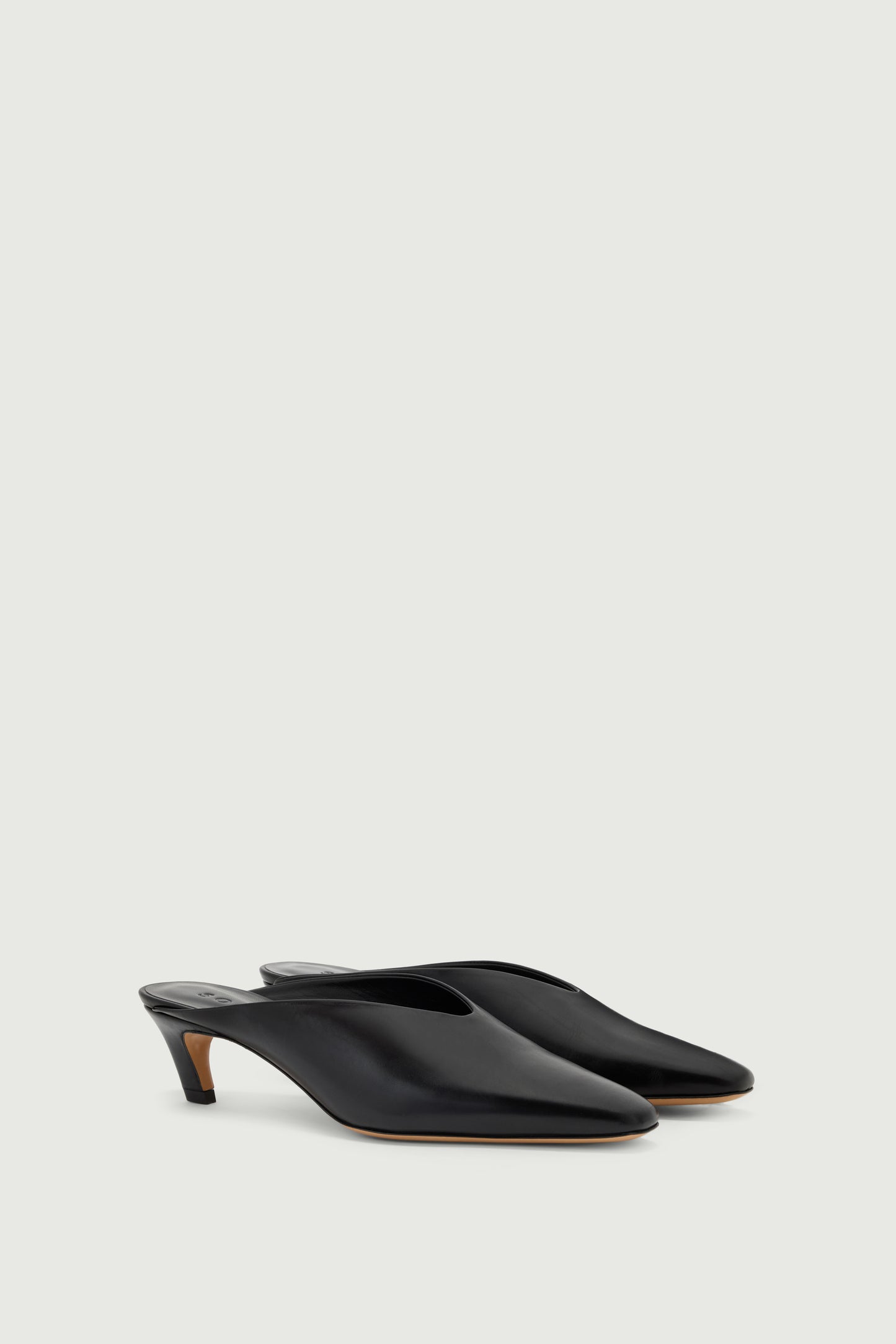 Mules Amalie - Negro Cuero con Tacón - Soeur