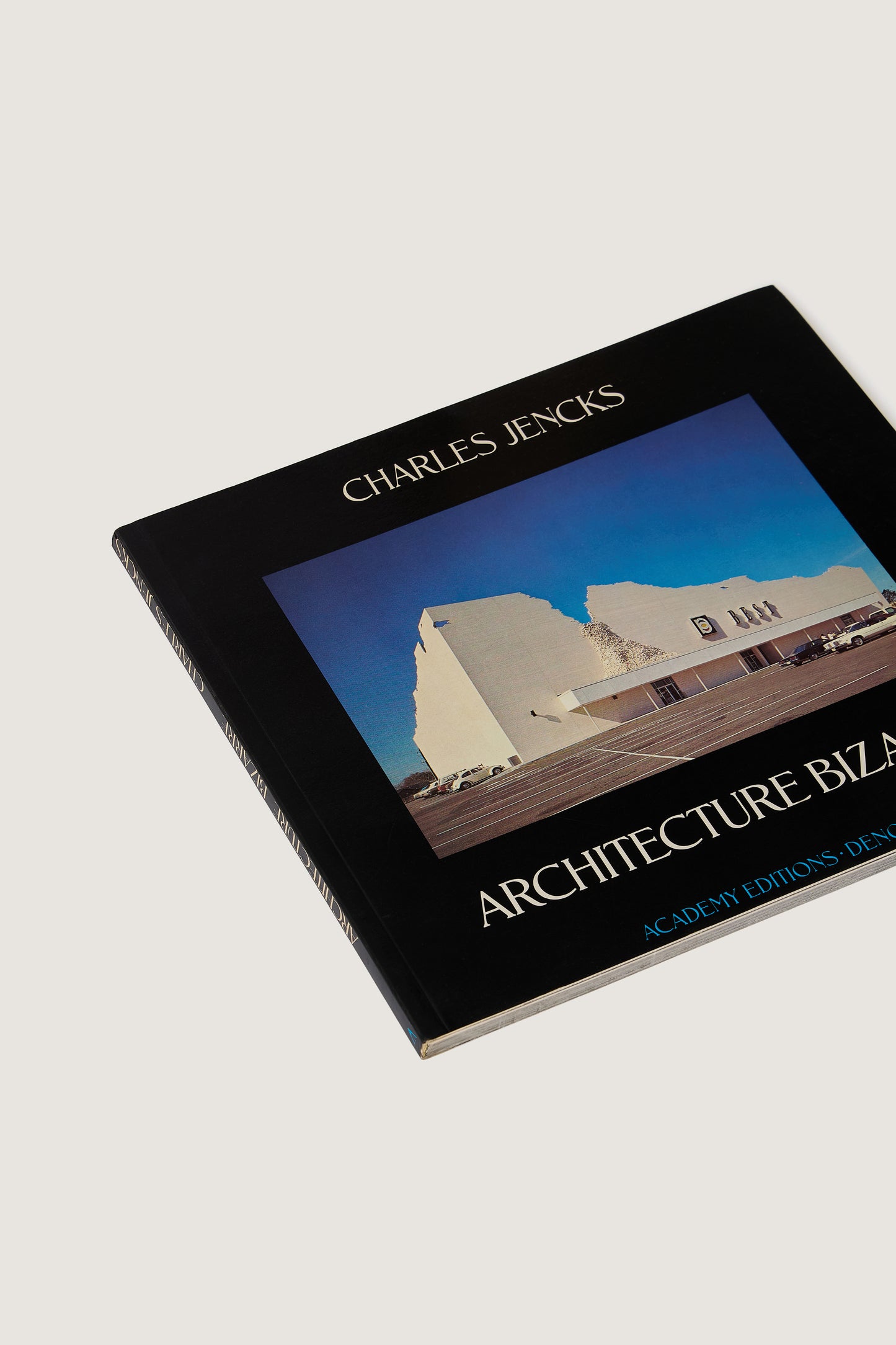 LIVRE "ARCHITECTURE BIZARRE"